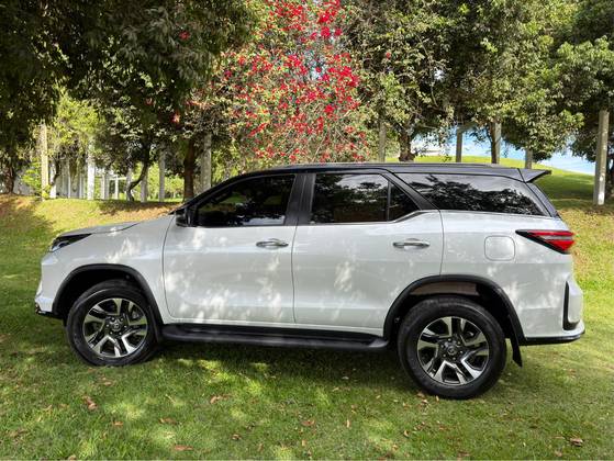 TOYOTA HILUX SW4 2.8 D-4D TURBO DIESEL DIAMOND 7L 4X4 AUTOMÁTICO